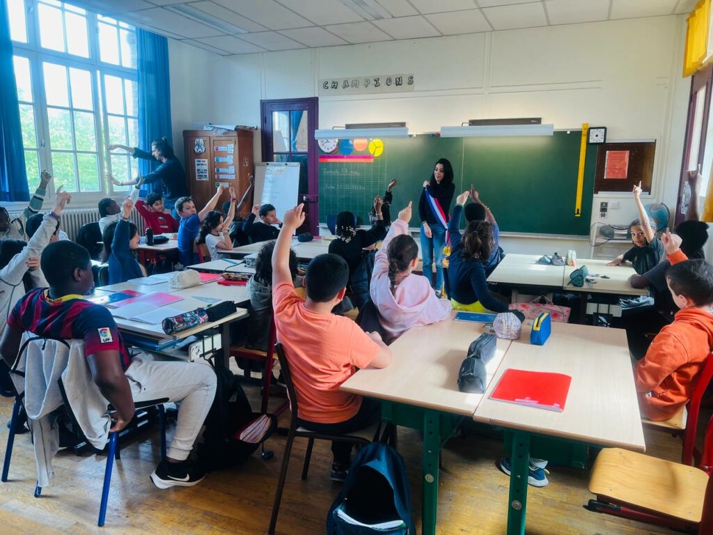 Intervention de Sophia Chikirou dans une classe d'élèves en école élémentaire