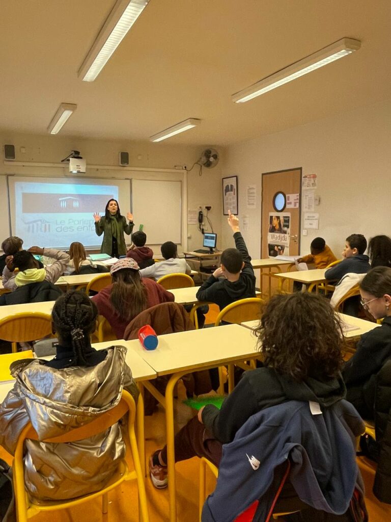 Intervention de Sophia Chikirou dans une classe d'élèves en école élémentaire