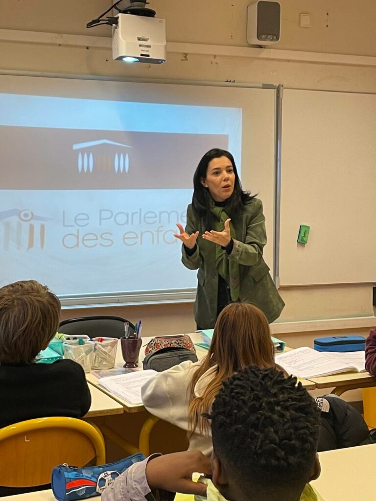 Intervention de Sophia Chikirou dans une classe d'élèves en école élémentaire