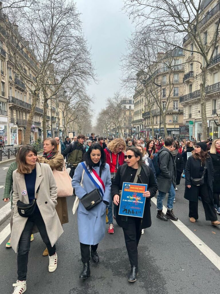 Manif parisienne qui se dirige vers le ministère de l'éducation nationale avec les directrices et directeurs des écoles de Paris
