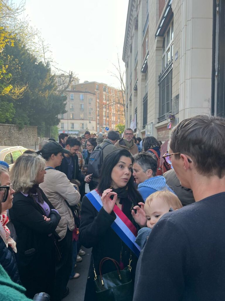Mobilisation des enseignants et parents à l'école maternelle publique Couronnes