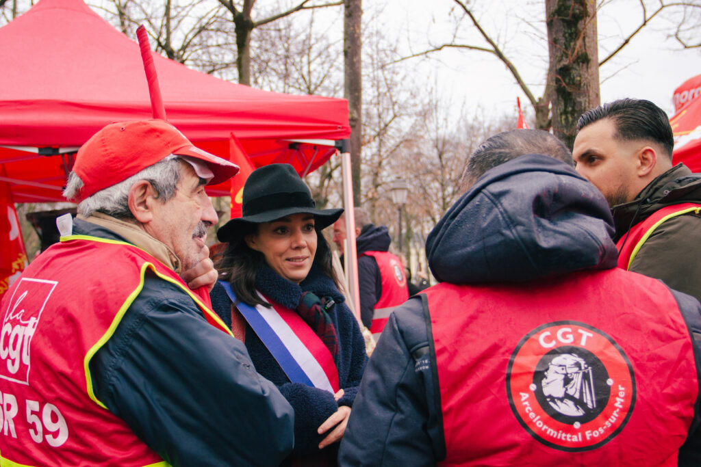 Sophia Chikirou discute avec des salariés d'ArcelorMittal