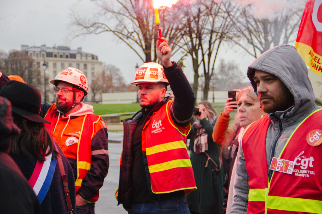 Les salariés d'ArcelorMittal présents devant l'Assemblée nationale